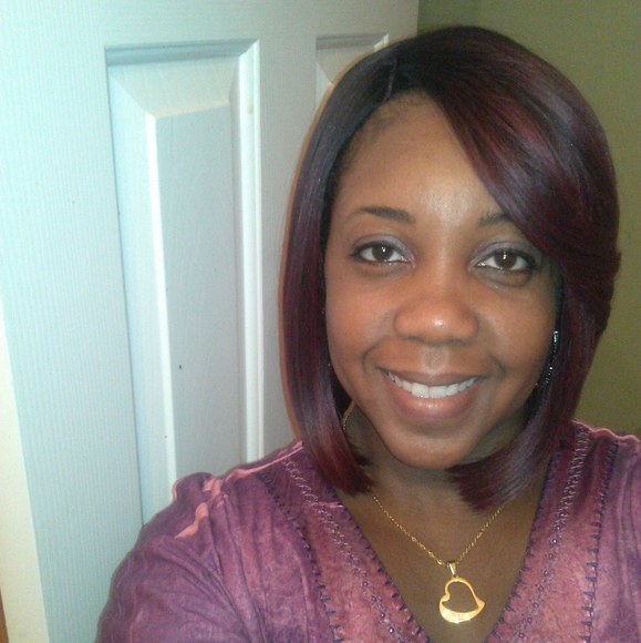 Meet your Posher Niccole - Picture 2 of 3